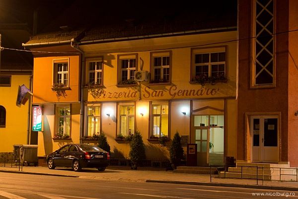 Restaurant San Gennaro, in centrul orasului, pe str. Consilul Europei nr. 3.